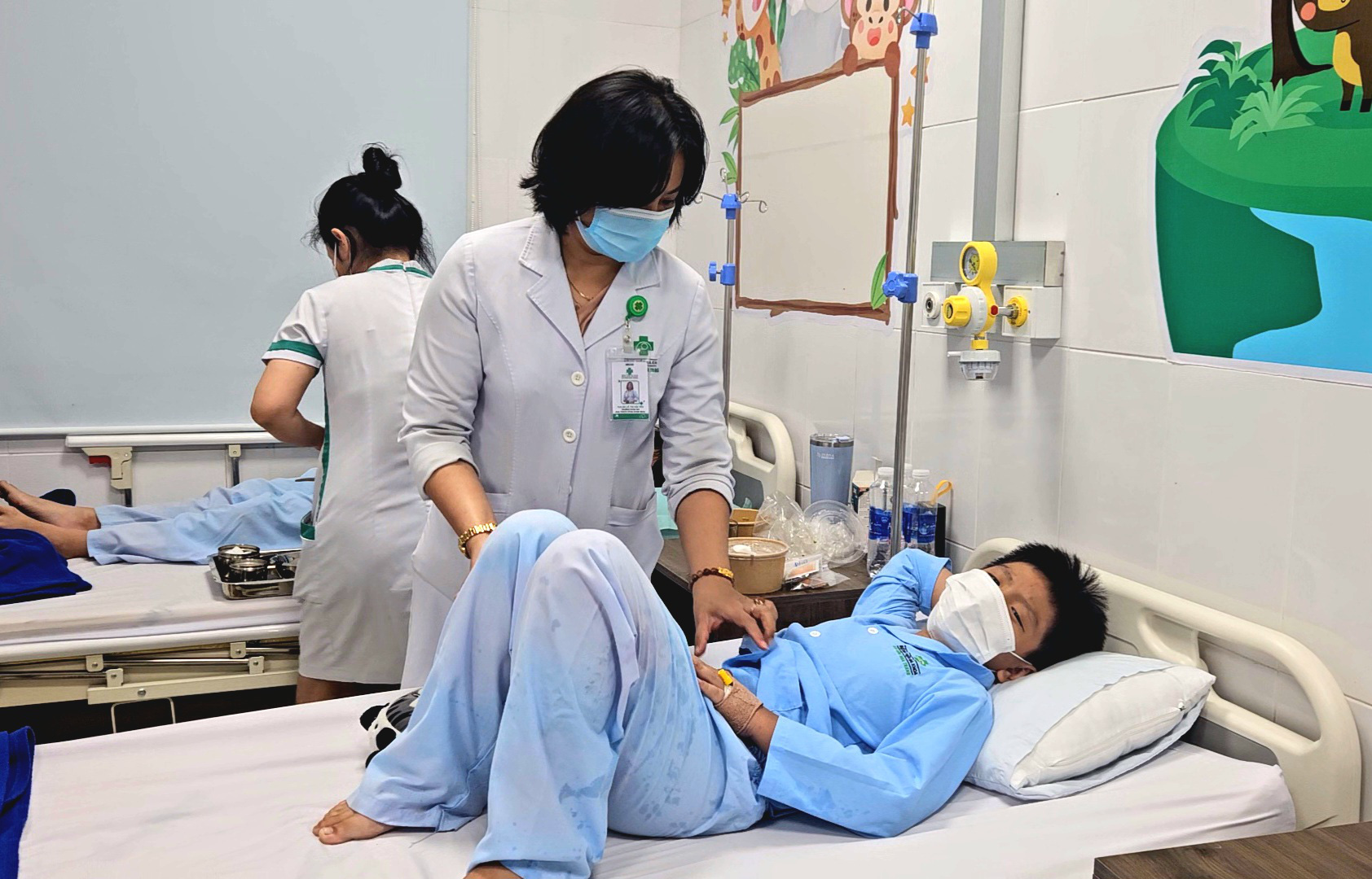 Viện Pasteur: Có 3 khuẩn trong vụ ngộ độc cơm gà ở Nha Trang- Ảnh 1. Bệnh nhân được điều trị tại Bệnh viện đa khoa Sài Gòn - Nha Trang - Ảnh: MINH CHIẾN