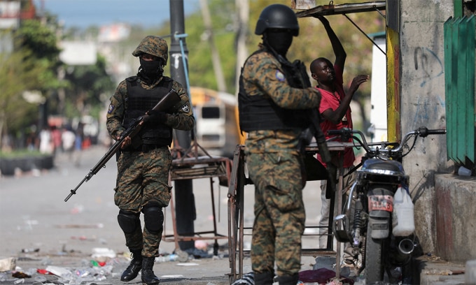 Cảnh sát Haiti tuần tra tại thủ đô Port-au-Prince ngày 9/3. Ảnh: Reuters