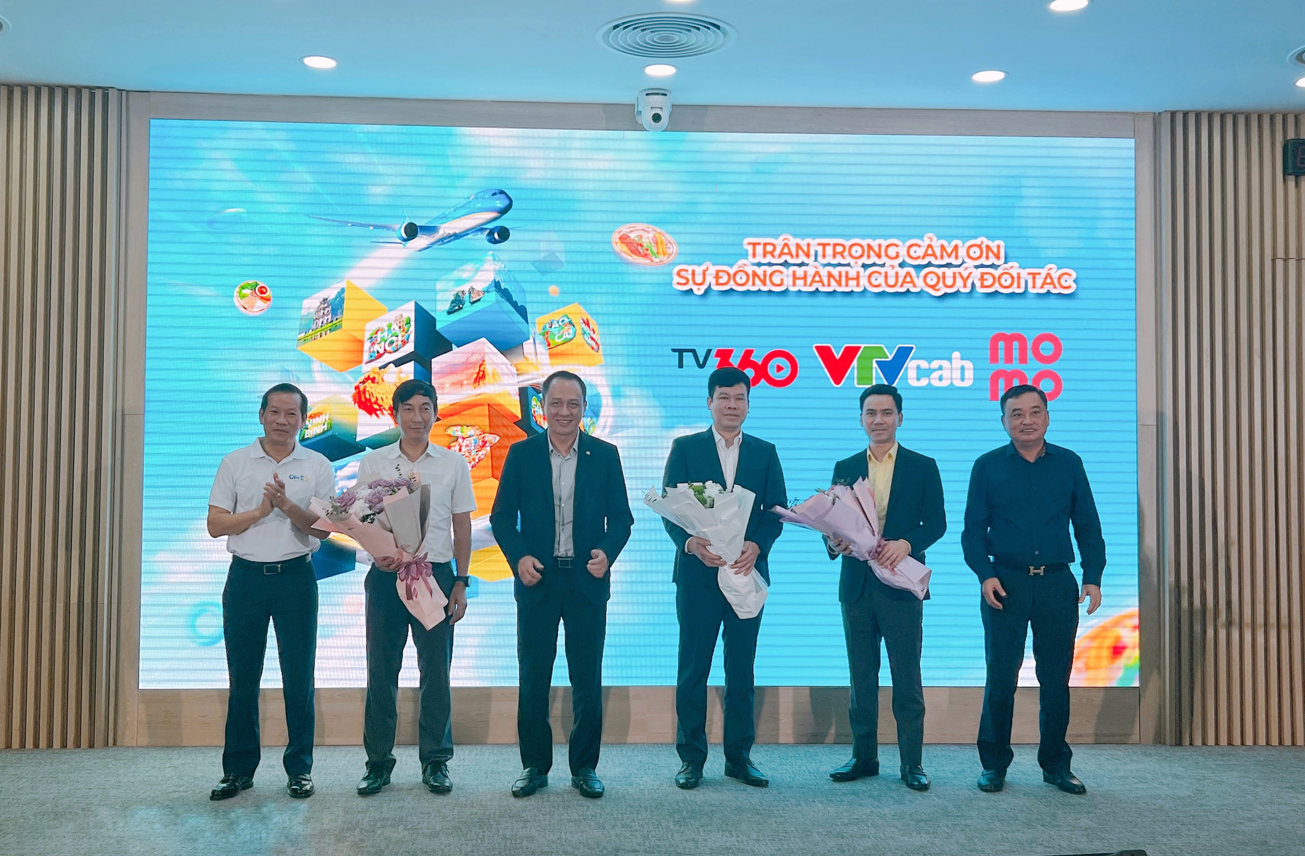 Vietnam Airlines bắt tay cùng TV360, VTVCab và Momo phát triển game tương tác One S- Ảnh 3. Vietnam Airlines bắt tay cùng TV360, VTVCab và Momo phát triển game tương tác One S- Ảnh 3.