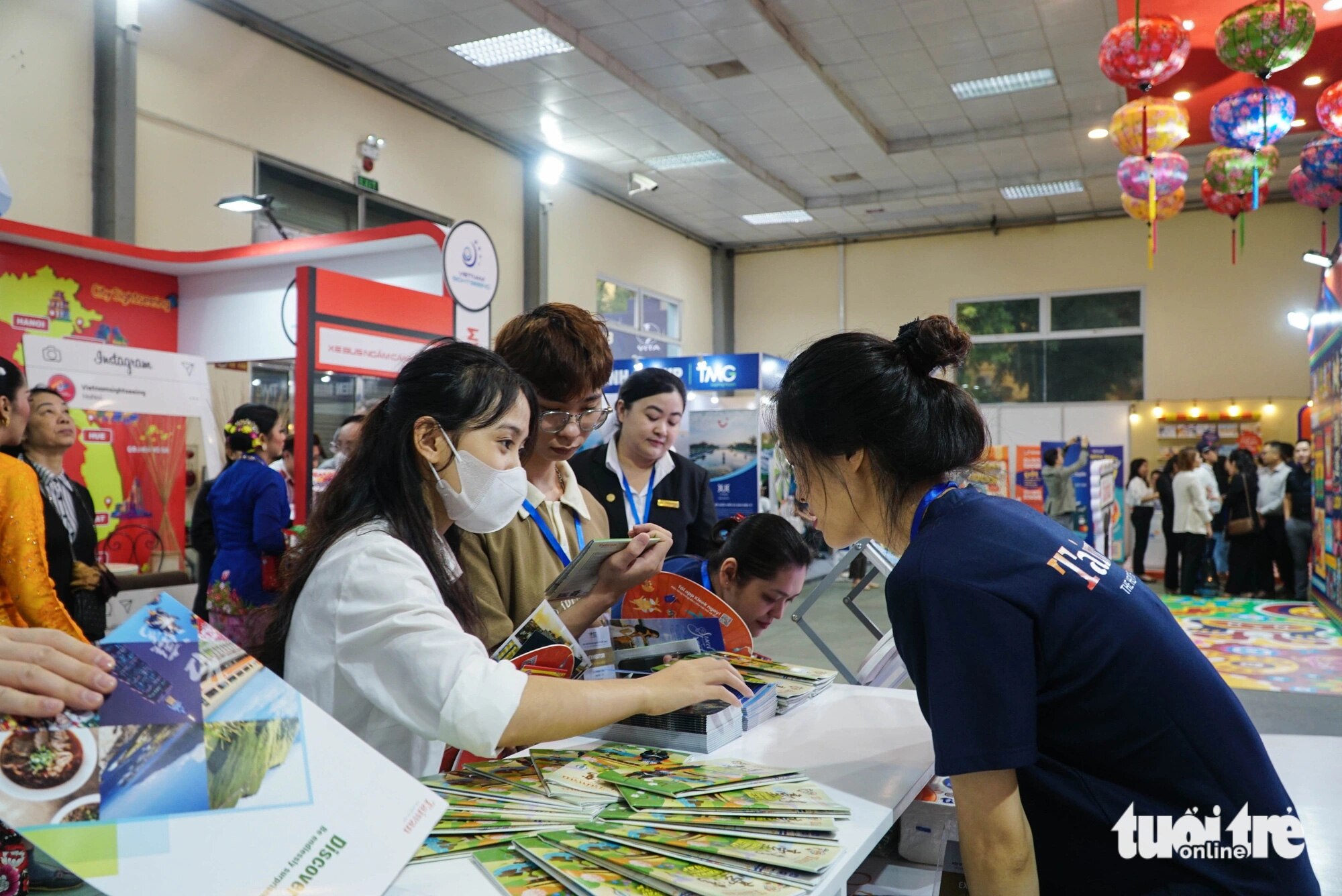 Du khách tham khảo thông tin du lịch tại Hội chợ du lịch quốc tế Việt Nam 2023 - Ảnh: NGUYỄN HIỀN