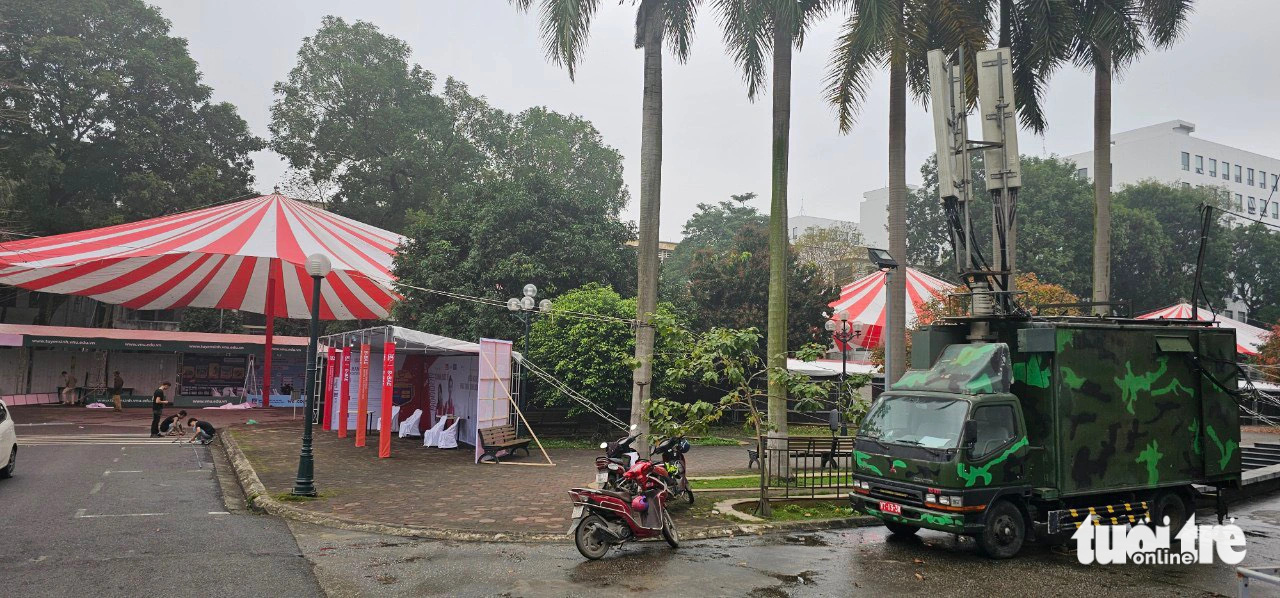 Viettel đưa 2 xe tăng cường sóng đến ngày hội tư vấn tuyển sinh - hướng nghiệp tại Hà Nội- Ảnh 1. Xe cơ động tăng cường sóng được đặt tại khu vực diễn ra ngày hội từ ngày 15-3