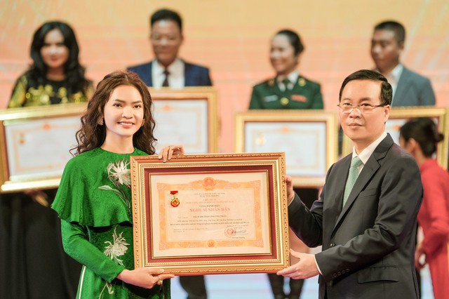 NSND Phạm Phương Thảo: Vinh dự và tự hào vì đã đánh dấu thêm một dấu mốc tốt đẹp cho cuộc đời mình - Ảnh 1. NSND Phạm Phương Thảo: Vinh dự và tự hào vì đã đánh dấu thêm một dấu mốc tốt đẹp cho cuộc đời mình - Ảnh 1.