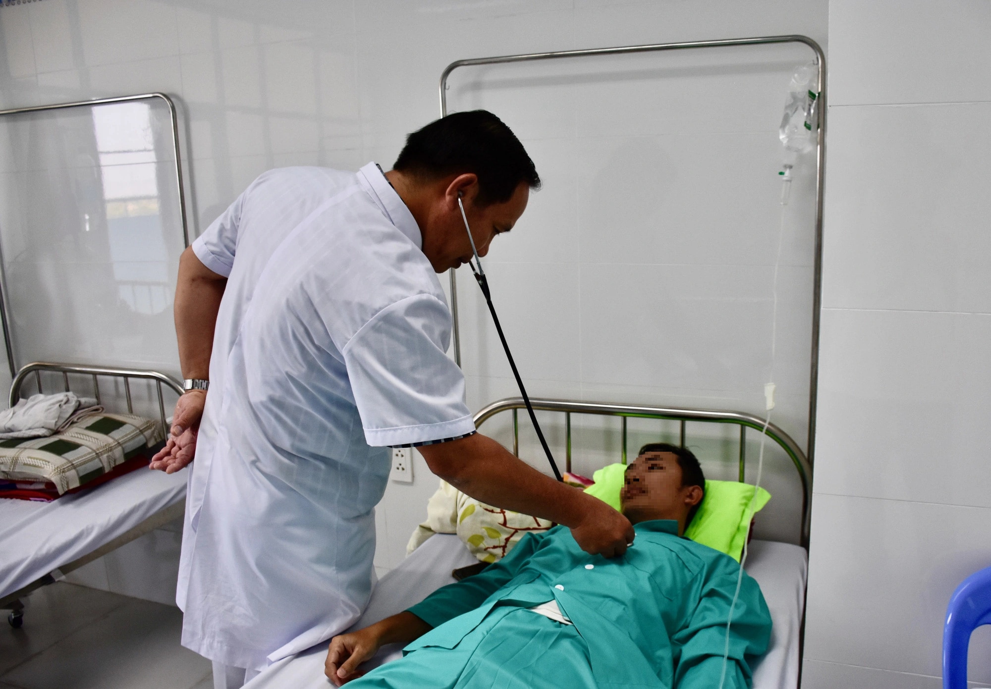 Bệnh nhân bị ngộ độc sau khi ăn cơm gà đang được điều trị tại Bệnh viện Yersin Nha Trang - Ảnh: MINH CHIẾN