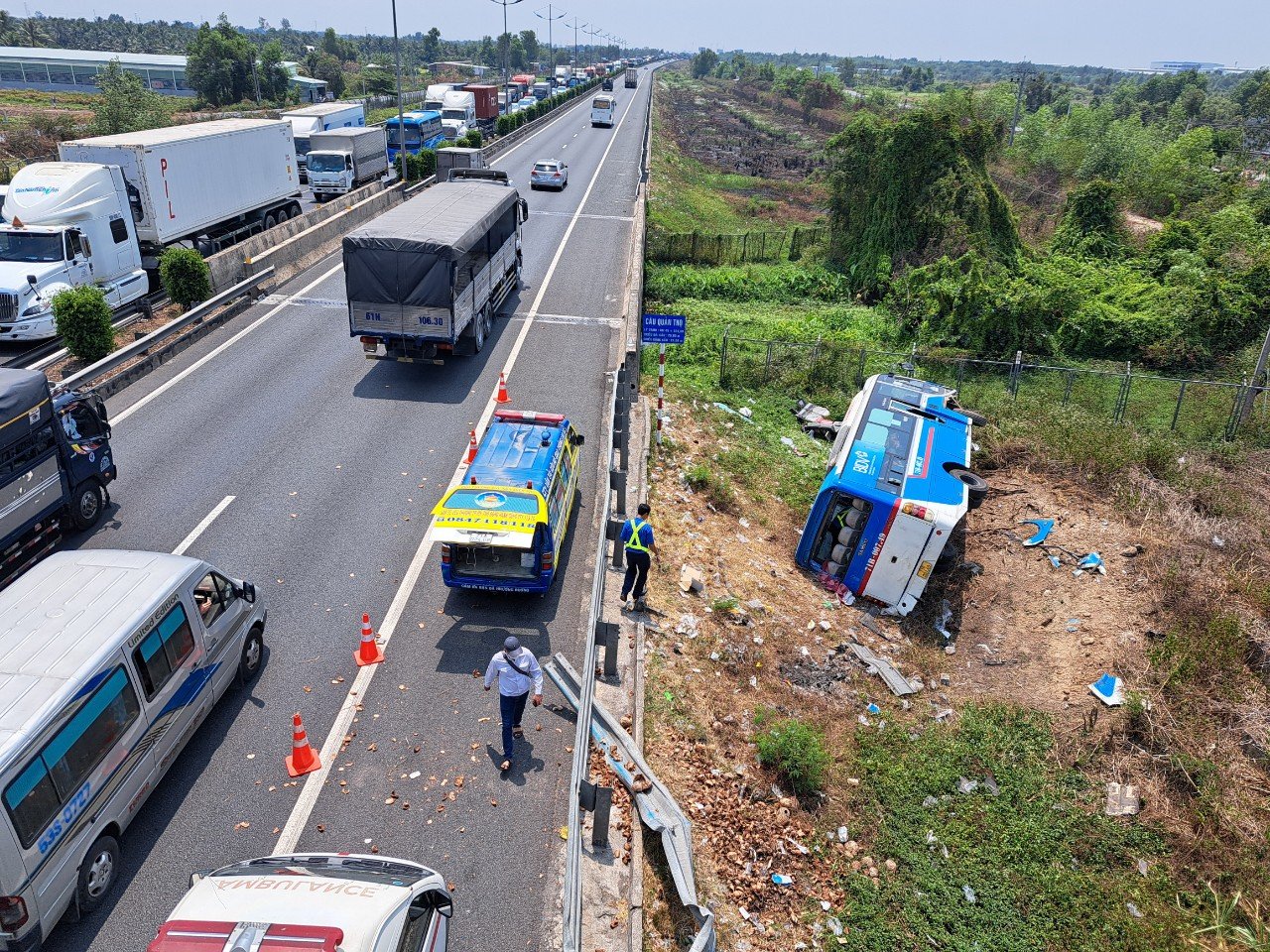Xe khách lao vào hộ lan cao tốc TP.HCM - Trung Lương, 2 người bị thương nặng- Ảnh 1. Xe khách lao vào hộ lan cao tốc TP.HCM - Trung Lương, 2 người bị thương nặng- Ảnh 1.
