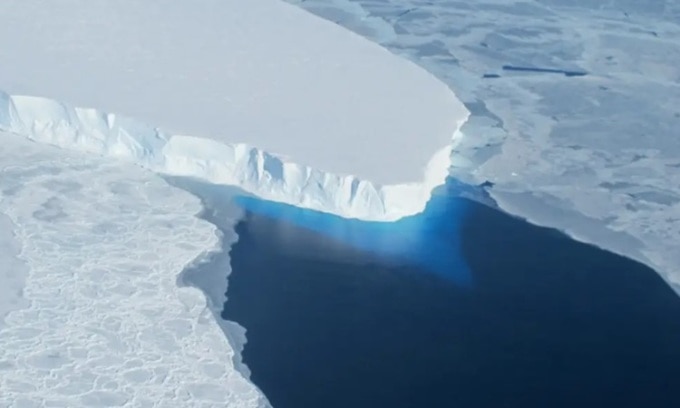 Sông băng Thwaites mất khối lượng băng lớn mỗi năm. Ảnh: NASA