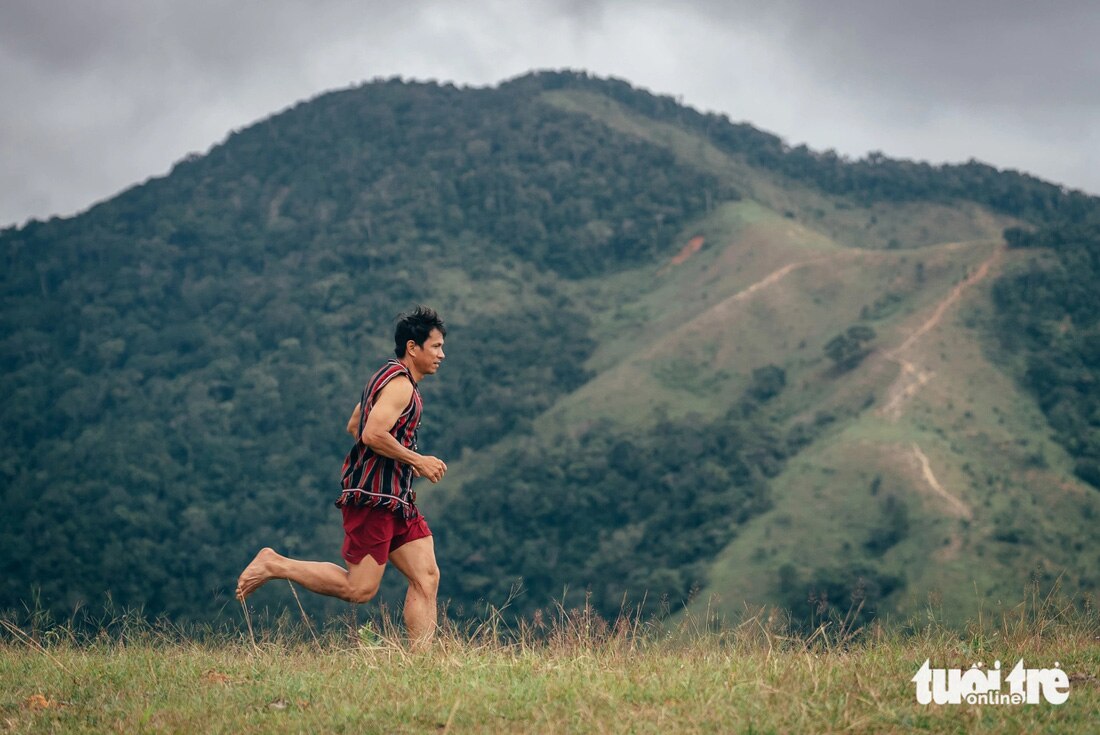 Vận động viên Nguyễn Hoàng Điệp chạy chân trần ở Tà Năng Trail Challenge 2024 - Ảnh: NGÔ HUY