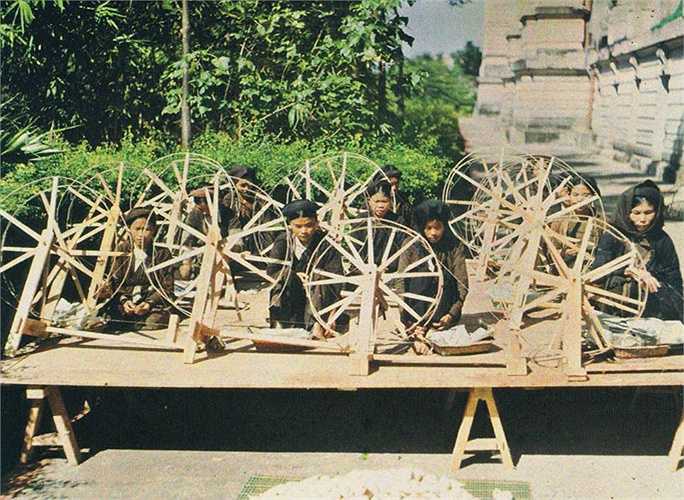 bo-anh-mau-cuc-hiem-ve-viet-nam-hon-100-nam-truoc-1-17 - Vietnam.vn Một nhóm phụ nữ đang ngồi quay sợi.