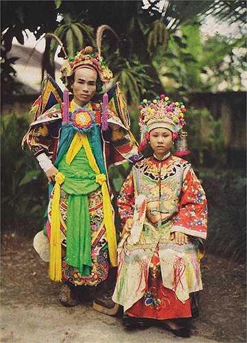 bo-anh-mau-cuc-hiem-ve-viet-nam-hon-100-nam-truoc-13-17 - Vietnam.vn Nghệ sĩ ở Sài Gòn trước một buổi diễn.