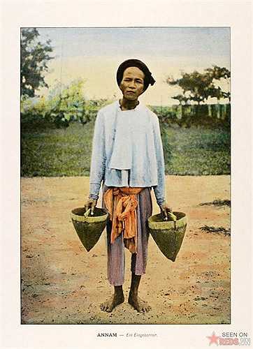 bo-anh-mau-cuc-hiem-ve-viet-nam-hon-100-nam-truoc-18-17 - Vietnam.vn Người nông dân cầm đôi gầu dùng để tát nước.