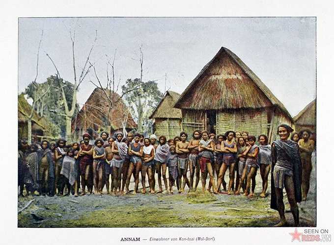 bo-anh-mau-cuc-hiem-ve-viet-nam-hon-100-nam-truoc-26-17 - Vietnam.vn Người dân tộc thiểu số trong một bản làng ở Kon Tum.