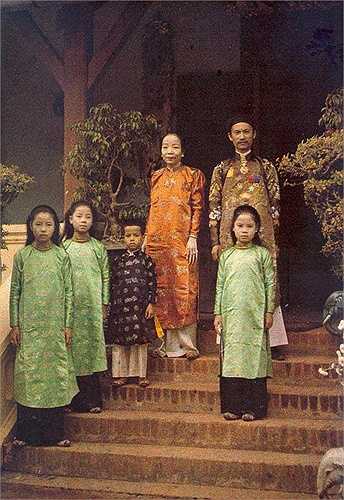 bo-anh-mau-cuc-hiem-ve-viet-nam-hon-100-nam-truoc-7-17 - Vietnam.vn Một vị quan tổng đốc và gia đình của ông ấy.