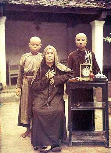 bo-anh-mau-cuc-hiem-ve-viet-nam-hon-100-nam-truoc-9-17 - Vietnam.vn Ảnh chụp một nhà sư và thầy tiểu.