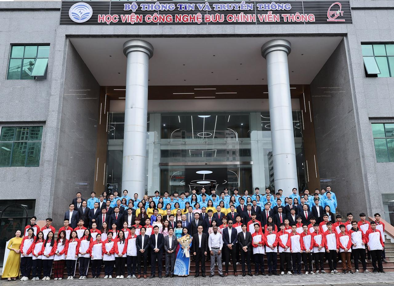 bo-truong-lam-viec-voi-hoc-vien-616 - Vietnam.vn bo truong lam viec voi hoc vien.jpg