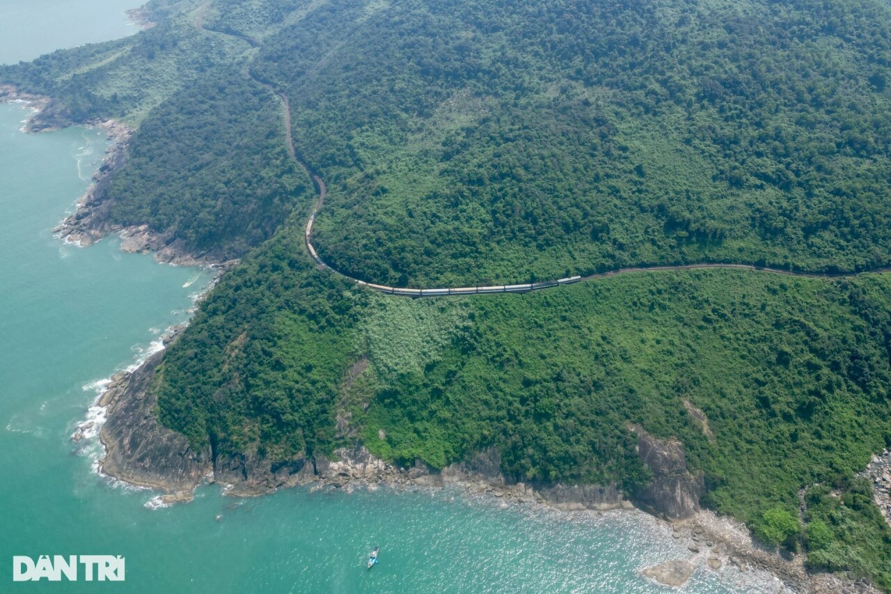 Ngắm tuyến đường sắt được mệnh danh đẹp nhất Việt Nam - 1