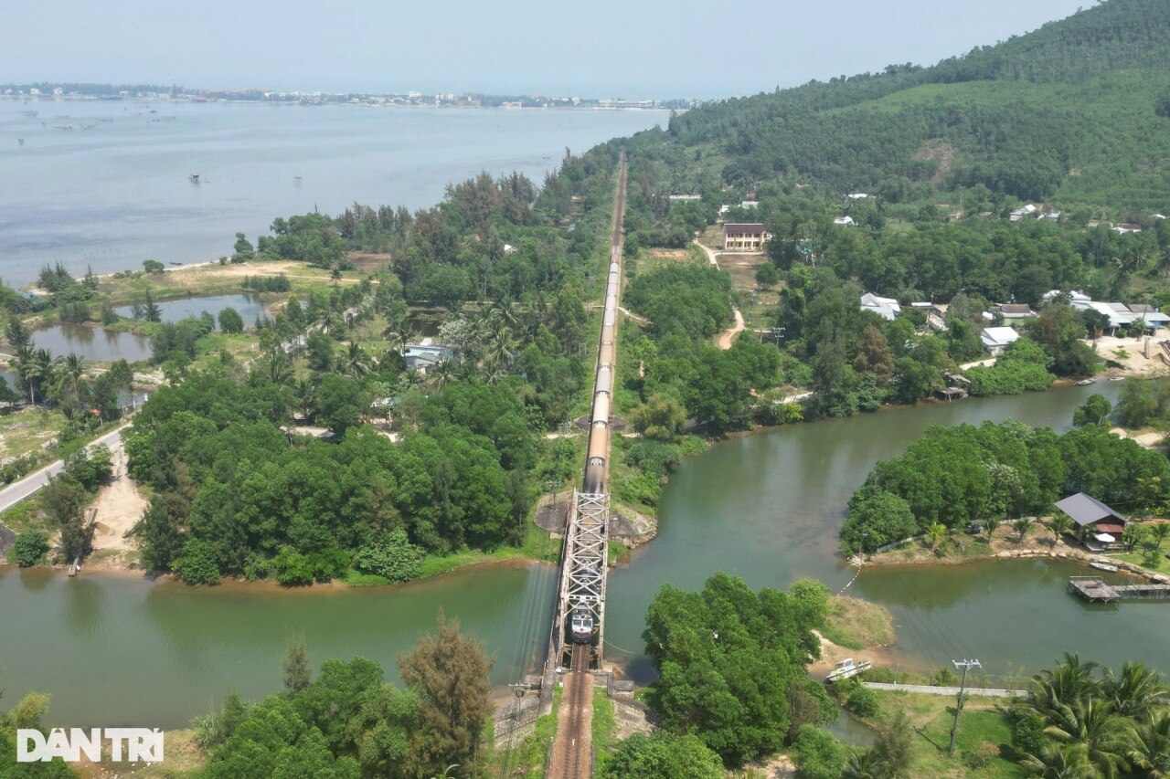 Ngắm tuyến đường sắt được mệnh danh đẹp nhất Việt Nam - 9