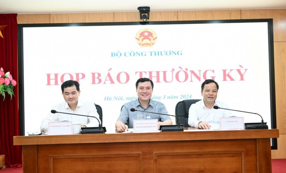 Thứ trưởng Bộ Công Thương Nguyễn Sinh Nhật Tân chủ trì họp báo.
