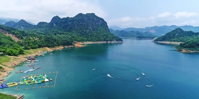 Chiêm ngưỡng 5 hồ nước đẹp hàng đầu Việt Nam tưởng lạ mà quen- Ảnh 3. Chiêm ngưỡng 5 hồ nước đẹp hàng đầu Việt Nam tưởng lạ mà quen- Ảnh 3.