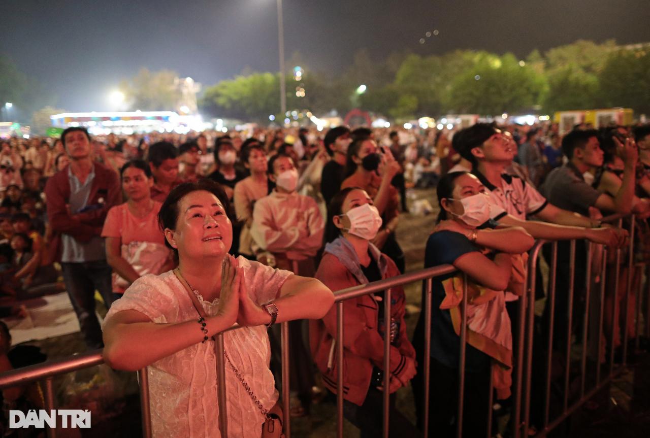 Hàng nghìn người chen chân ở núi Bà Đen xem Tây Ninh - Khúc hát tự hào