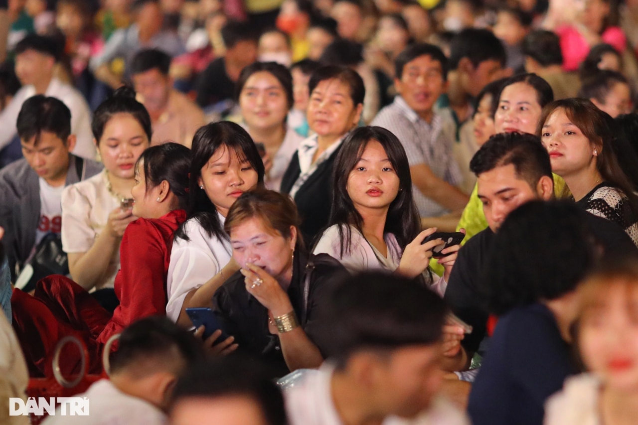 Hàng nghìn người chen chân ở núi Bà Đen xem Tây Ninh - Khúc hát tự hào
