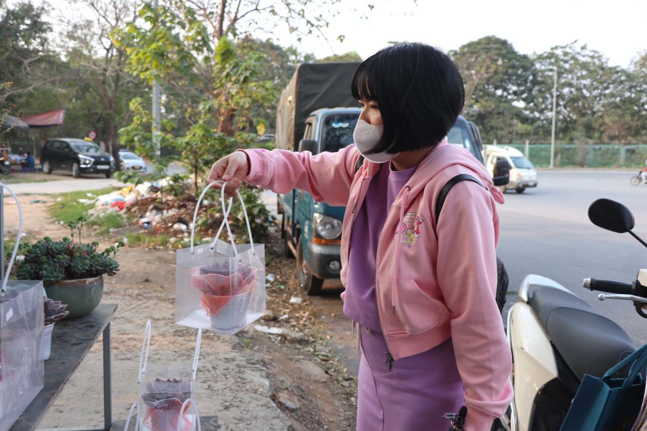 img-2404-9126-7-1 - Vietnam.vn Sen đá lạ mắt hút khách dịp Quốc tế Phụ nữ 8/3 ảnh 10