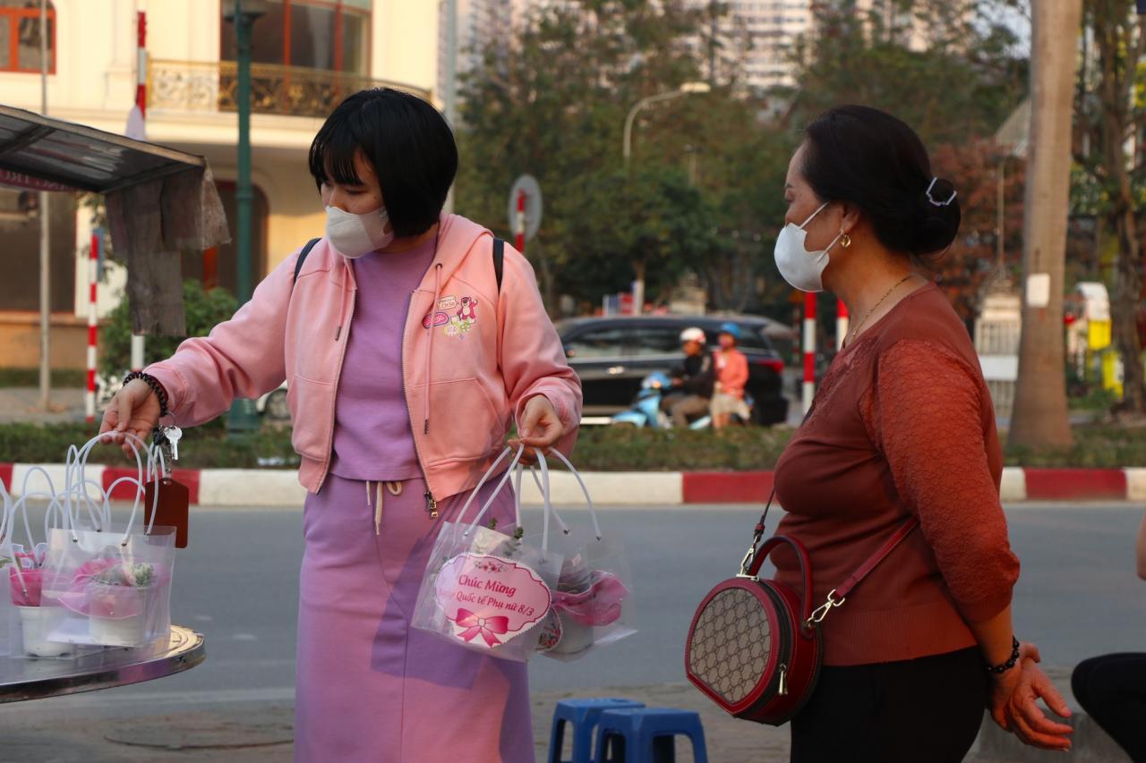 img-2408-2231-7-1 - Vietnam.vn Sen đá lạ mắt hút khách dịp Quốc tế Phụ nữ 8/3 ảnh 3