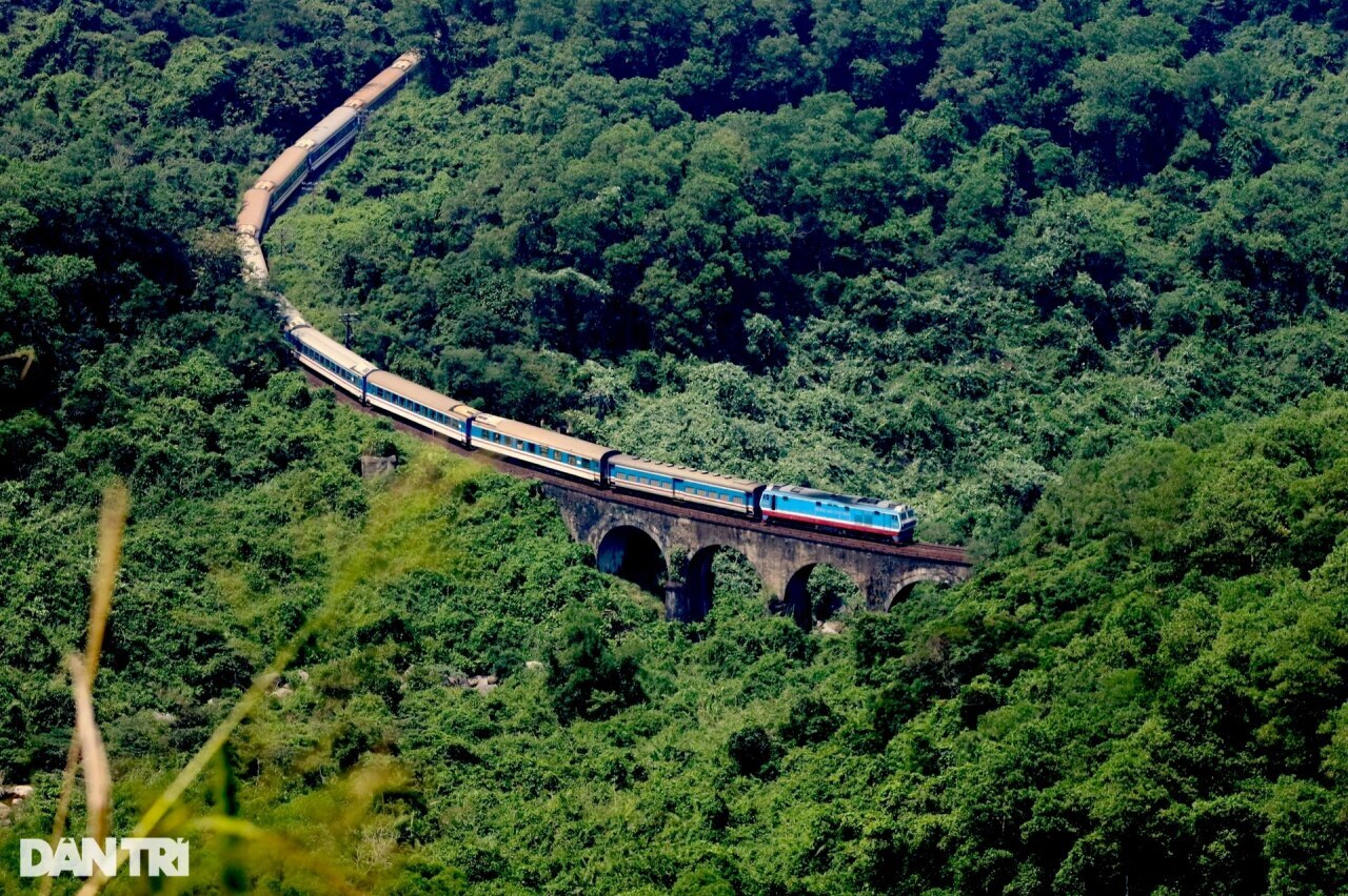 Ngắm tuyến đường sắt được mệnh danh đẹp nhất Việt Nam - 5