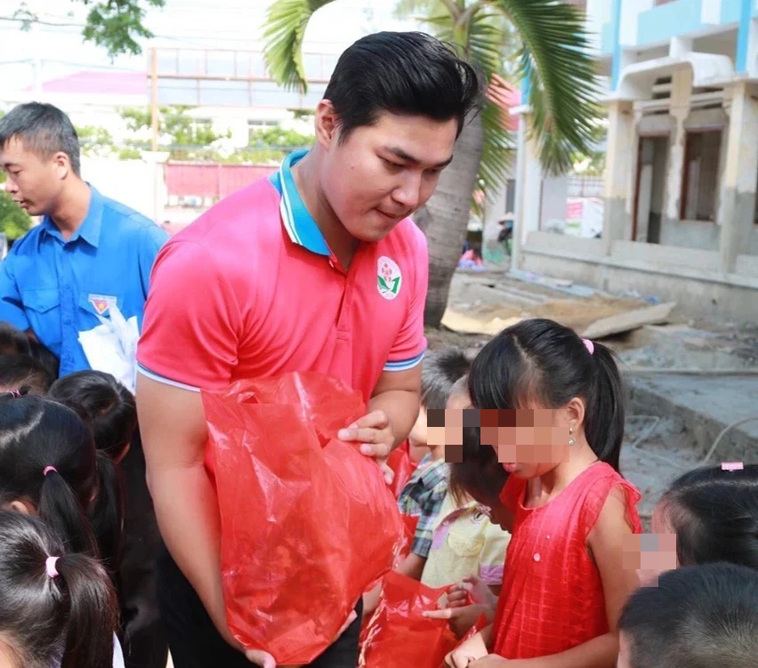 Thầy phó hiệu trưởng 9X có nhiều huy chương vàng ở bộ môn điền kinh Thầy phó hiệu trưởng 9X có nhiều huy chương vàng ở bộ môn điền kinh