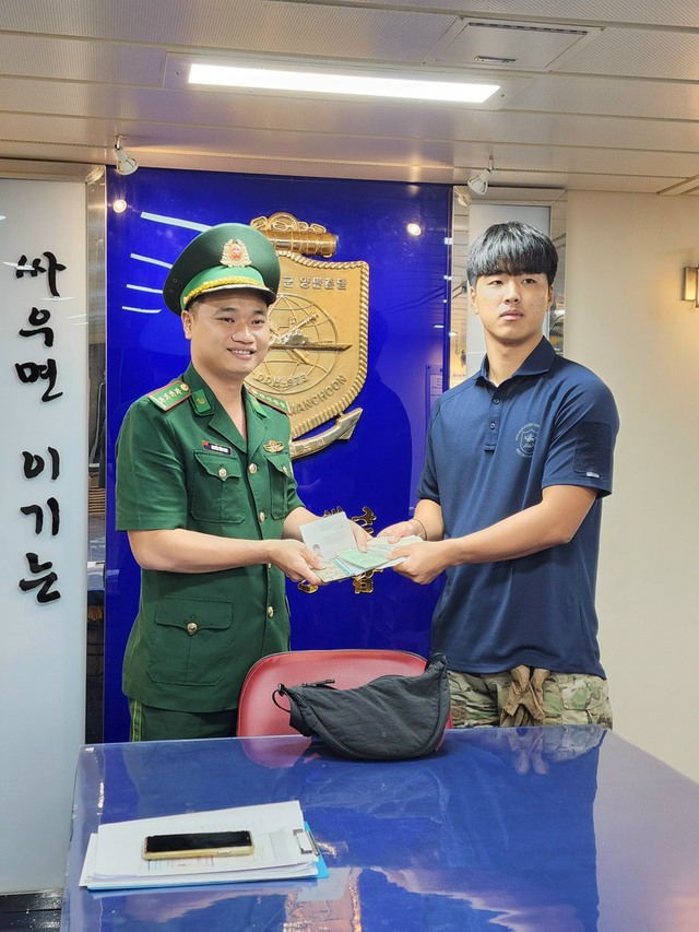 Thuyền viên tàu Hàn Quốc được lực lượng cảng Tiên Sa giúp tìm lại tài sản- Ảnh 1.