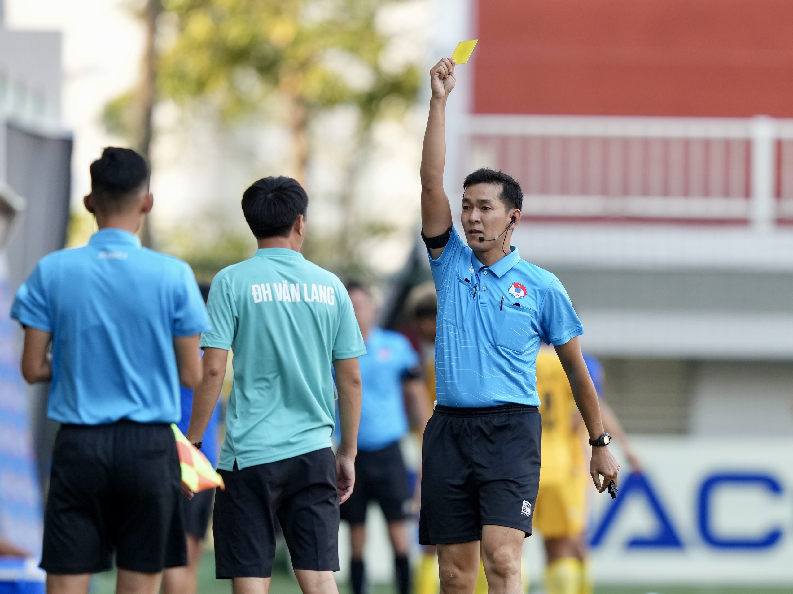 HLV 'bất đắc dĩ' của ĐH Văn Lang khiêm tốn: ‘Chắc là đội mình may mắn hơn’- Ảnh 1. HLV 'bất đắc dĩ' của ĐH Văn Lang khiêm tốn: ‘Chắc là đội mình may mắn hơn’- Ảnh 1.