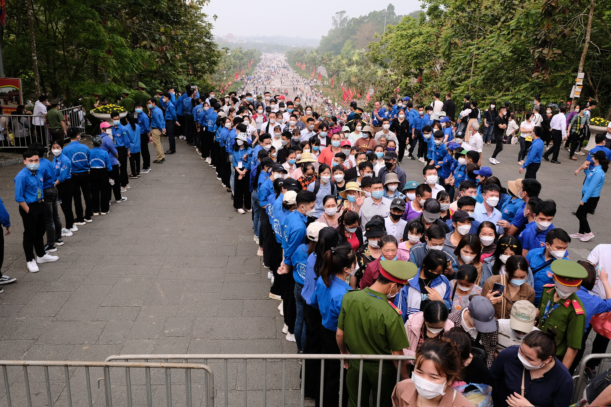 1.000 đoàn viên Phú Thọ làm hàng rào mềm chống ùn tắc trong ngày giỗ Tổ- Ảnh 1. Đoàn viên, thanh niên Phú Thọ sẽ làm hàng rào mềm để chống ùn tắc trong ngày giỗ Tổ 10-3 - Ảnh: NAM TRẦN