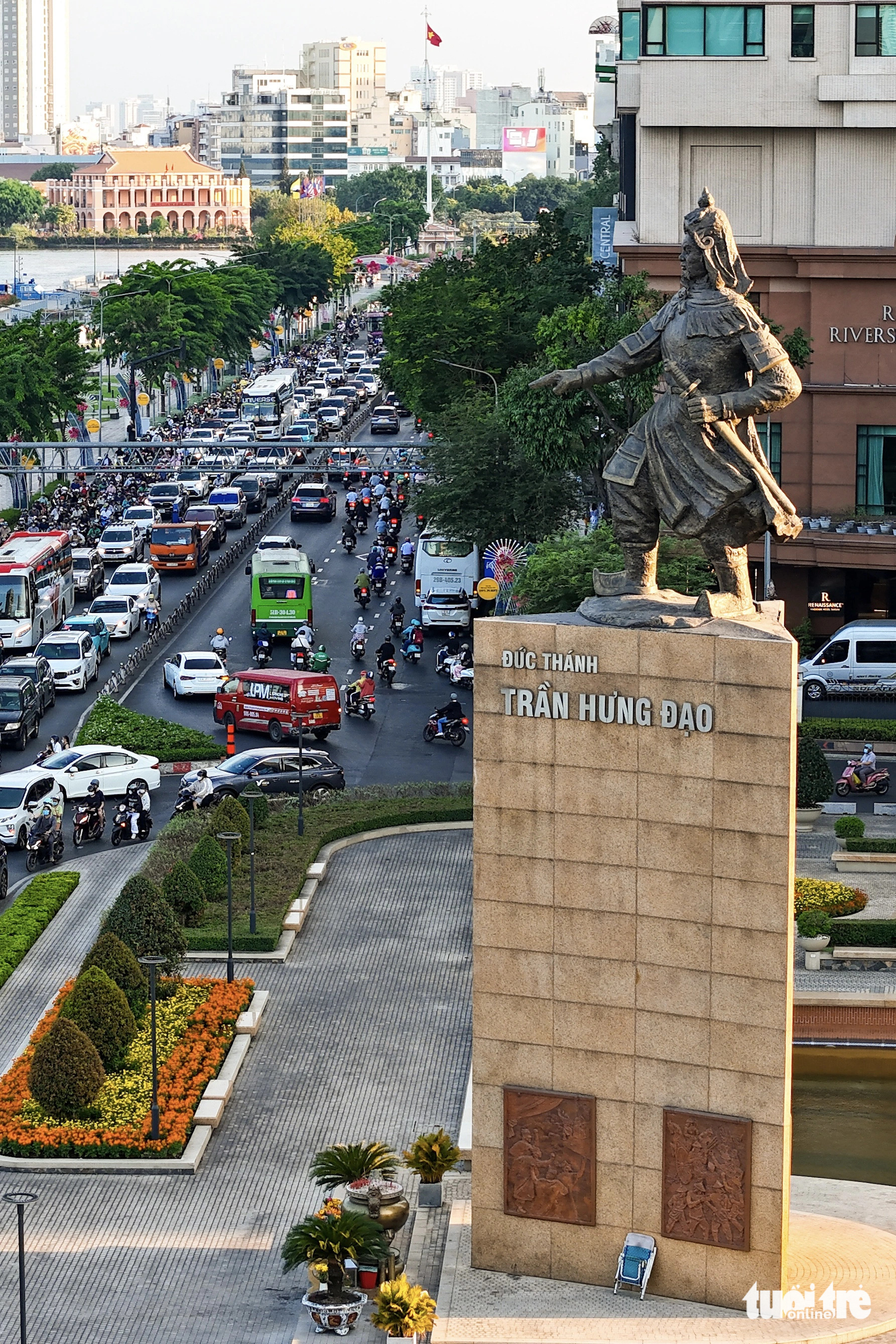 Cận cảnh những tượng đài hơn nửa thế kỷ ở TP.HCM sau tu sửa- Ảnh 2. Bức tượng Hưng Đạo Đại Vương cao gần 6m, đứng trên một bục lăng trụ tam giác cao gần 10m