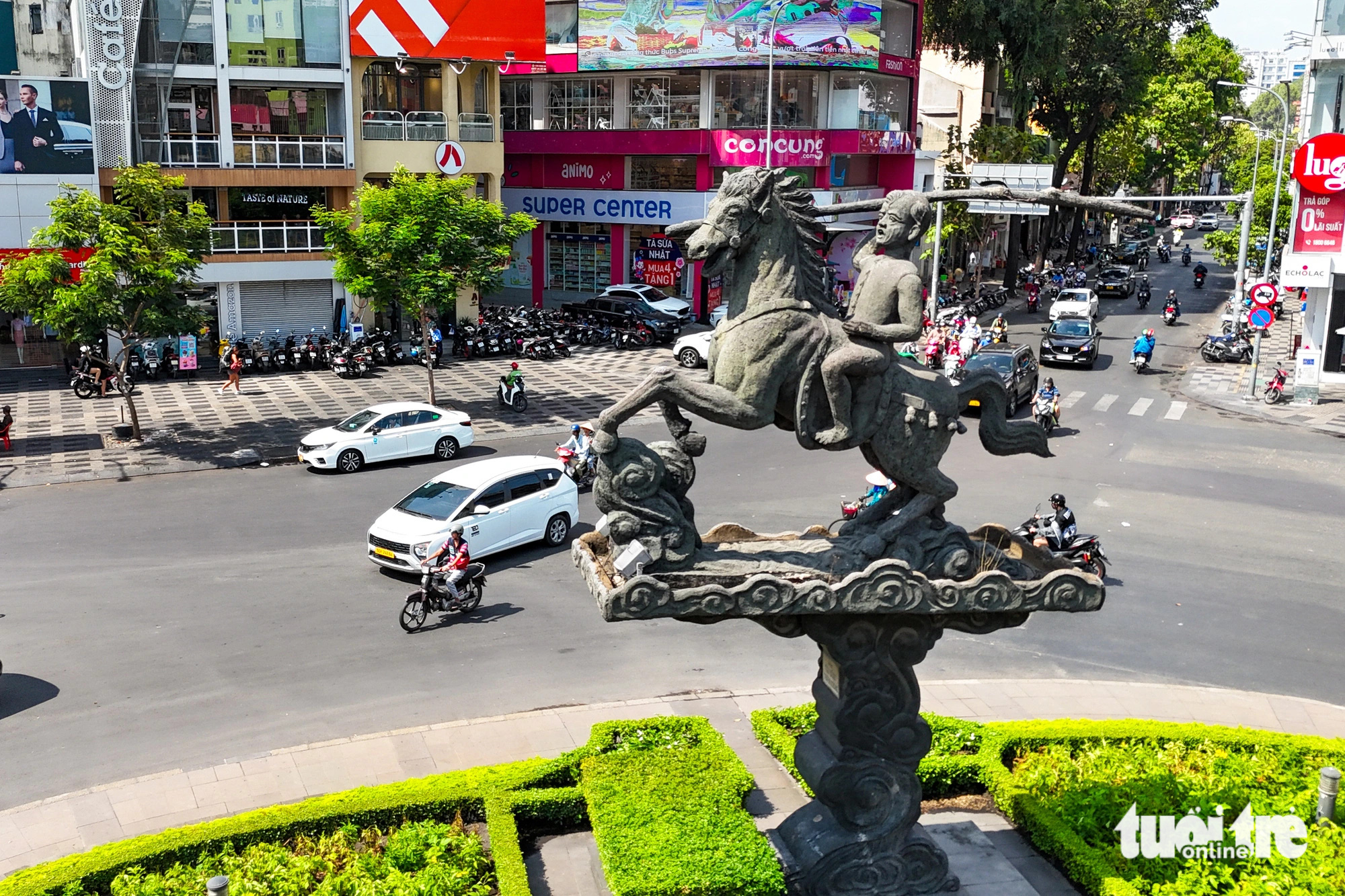 Cận cảnh những tượng đài hơn nửa thế kỷ ở TP.HCM sau tu sửa- Ảnh 11. Nhân vật huyền thoại Thánh Gióng (tức Phù Đổng Thiên Vương) cưỡi ngựa, tay nắm gậy tre