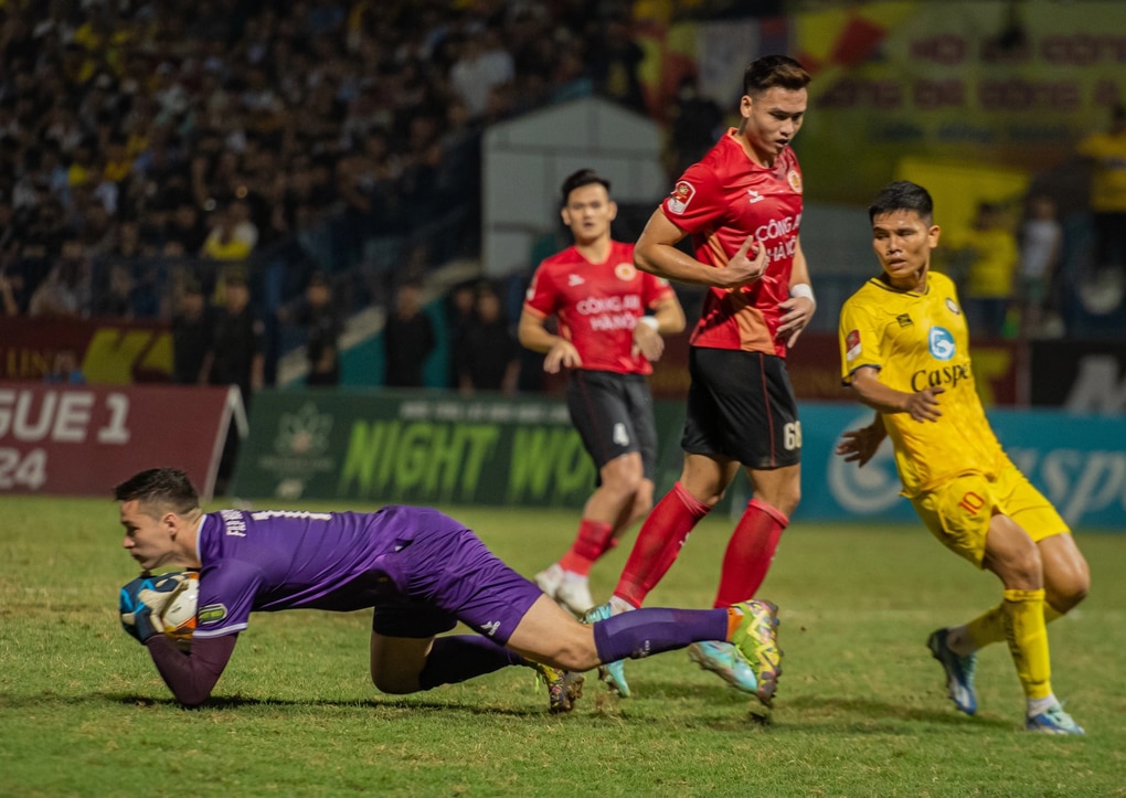 Phan Văn Đức ghi bàn giúp CLB Công an Hà Nội thắng Thanh Hóa - 3