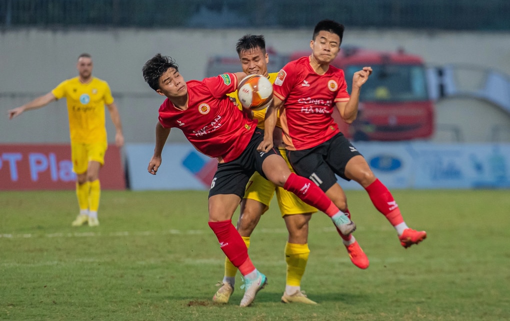 Phan Văn Đức ghi bàn giúp CLB Công an Hà Nội thắng Thanh Hóa - 5