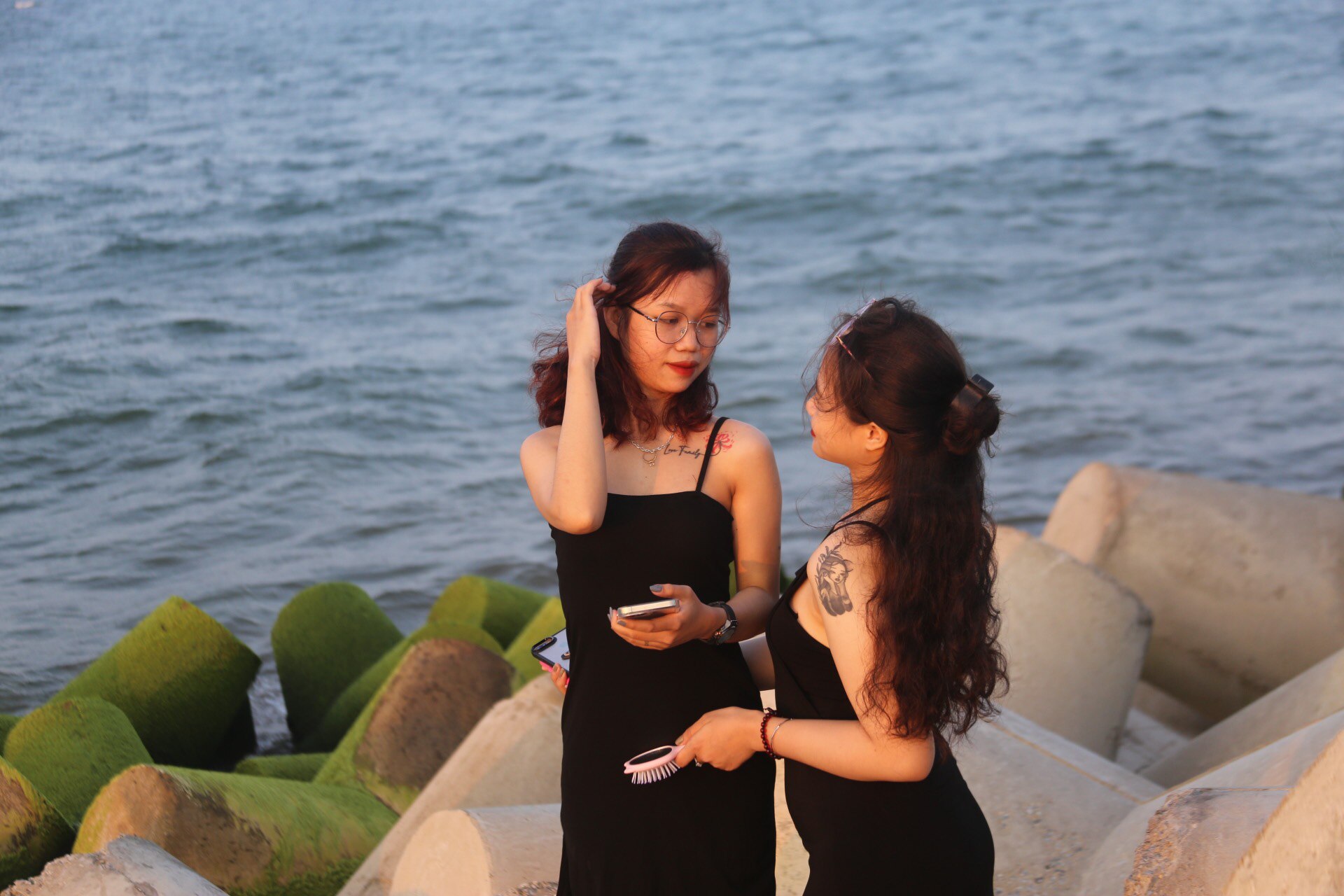 Những du khách trẻ đến check-in đã đưa hình ảnh bãi rêu và TP Quảng Ngãi đến với nhiều người