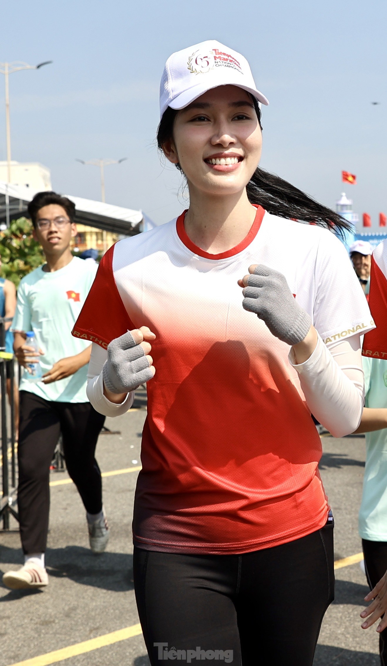 Vợ chồng Á hậu Phương Anh chạy 10km, Hoa khôi Thúy Vi về đích nhẹ nhàng ở Tiền Phong Marathon 2024 ảnh 3