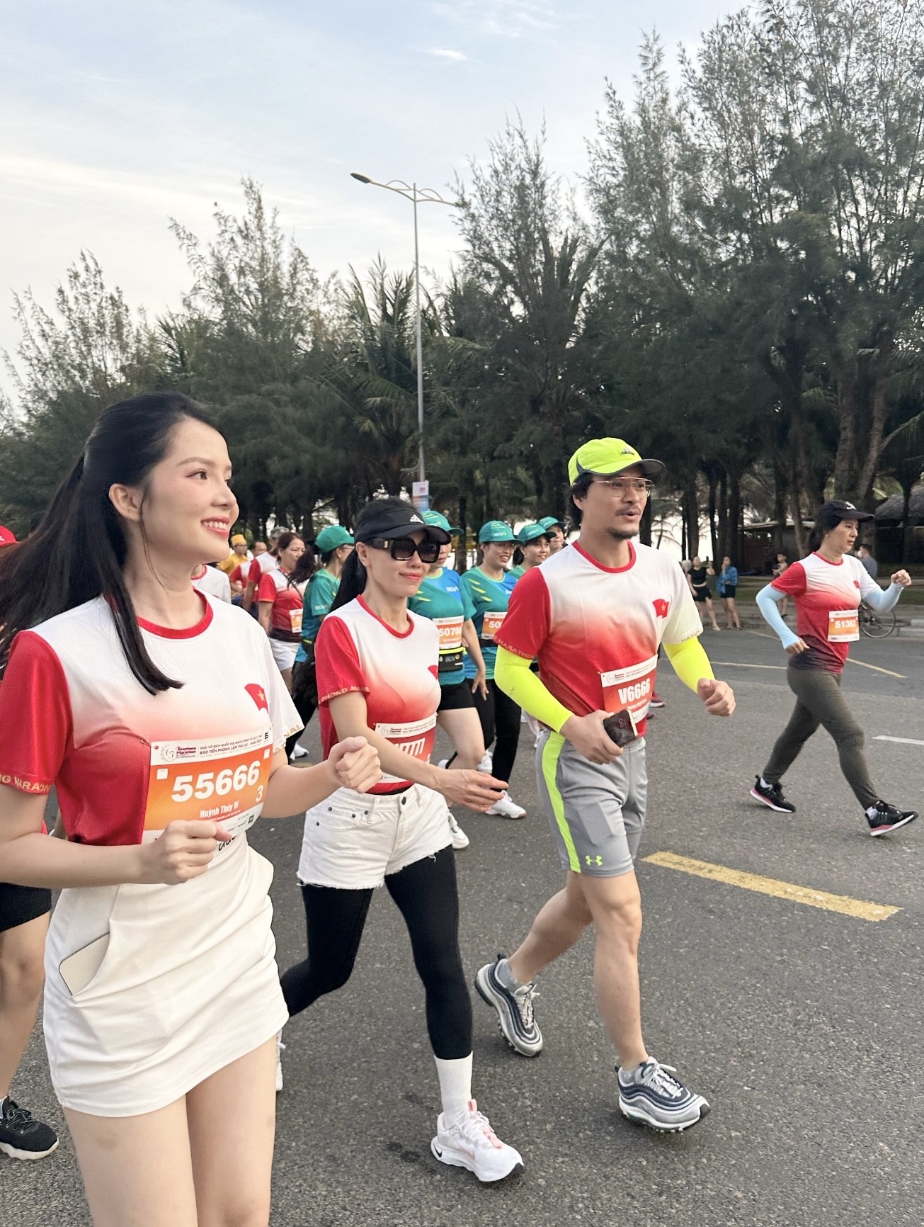 Vợ chồng Á hậu Phương Anh chạy 10km, Hoa khôi Thúy Vi về đích nhẹ nhàng ở Tiền Phong Marathon 2024 ảnh 7