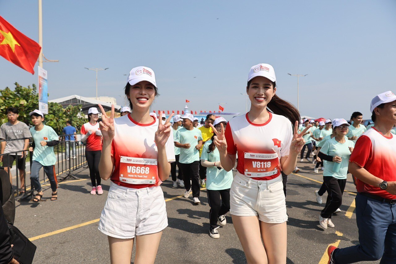 Vợ chồng Á hậu Phương Anh chạy 10km, Hoa khôi Thúy Vi về đích nhẹ nhàng ở Tiền Phong Marathon 2024 ảnh 9