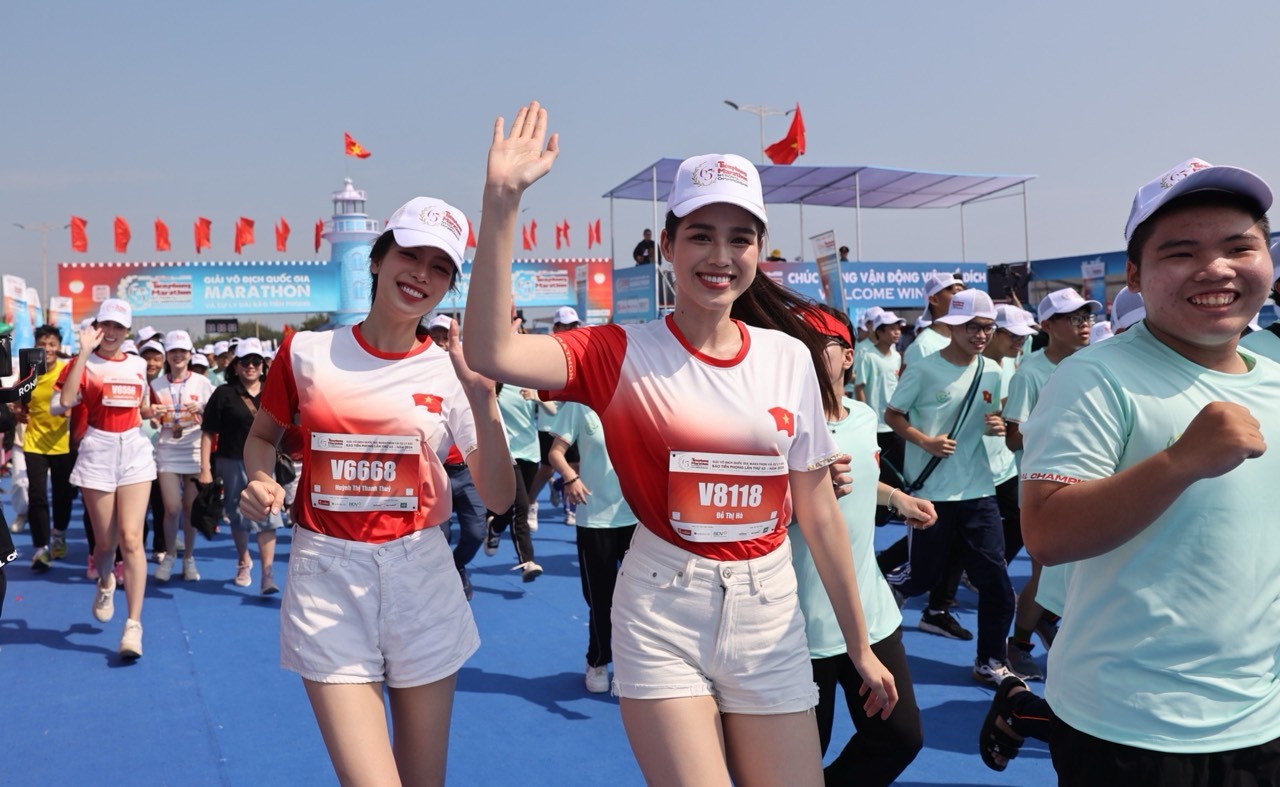 Vợ chồng Á hậu Phương Anh chạy 10km, Hoa khôi Thúy Vi về đích nhẹ nhàng ở Tiền Phong Marathon 2024 ảnh 8