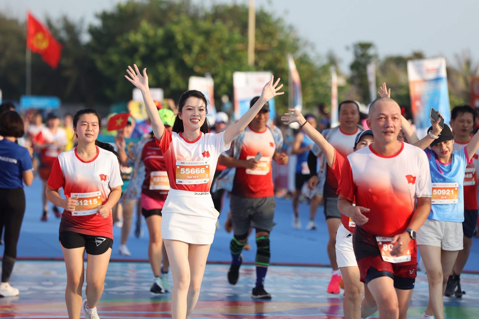 Vợ chồng Á hậu Phương Anh chạy 10km, Hoa khôi Thúy Vi về đích nhẹ nhàng ở Tiền Phong Marathon 2024 ảnh 11