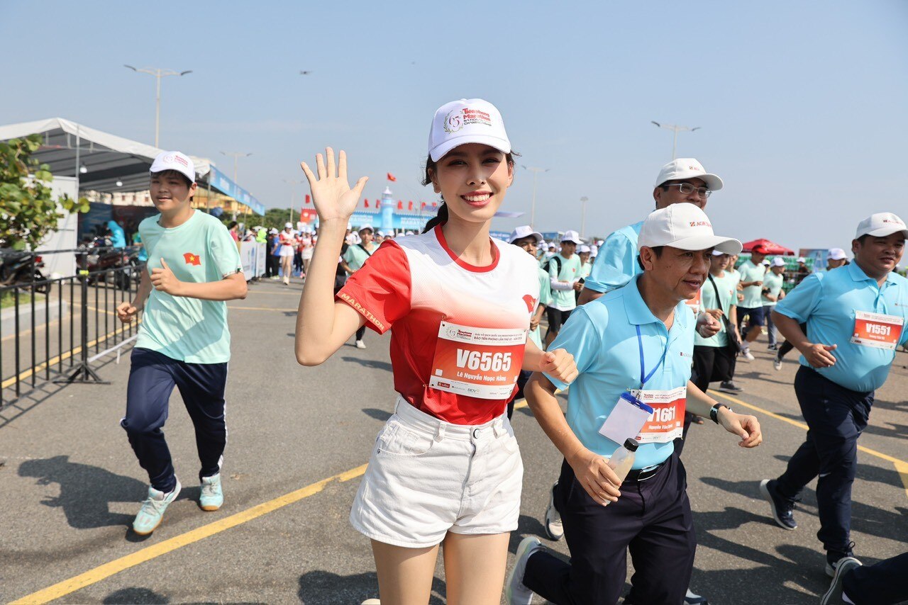Vợ chồng Á hậu Phương Anh chạy 10km, Hoa khôi Thúy Vi về đích nhẹ nhàng ở Tiền Phong Marathon 2024 ảnh 10