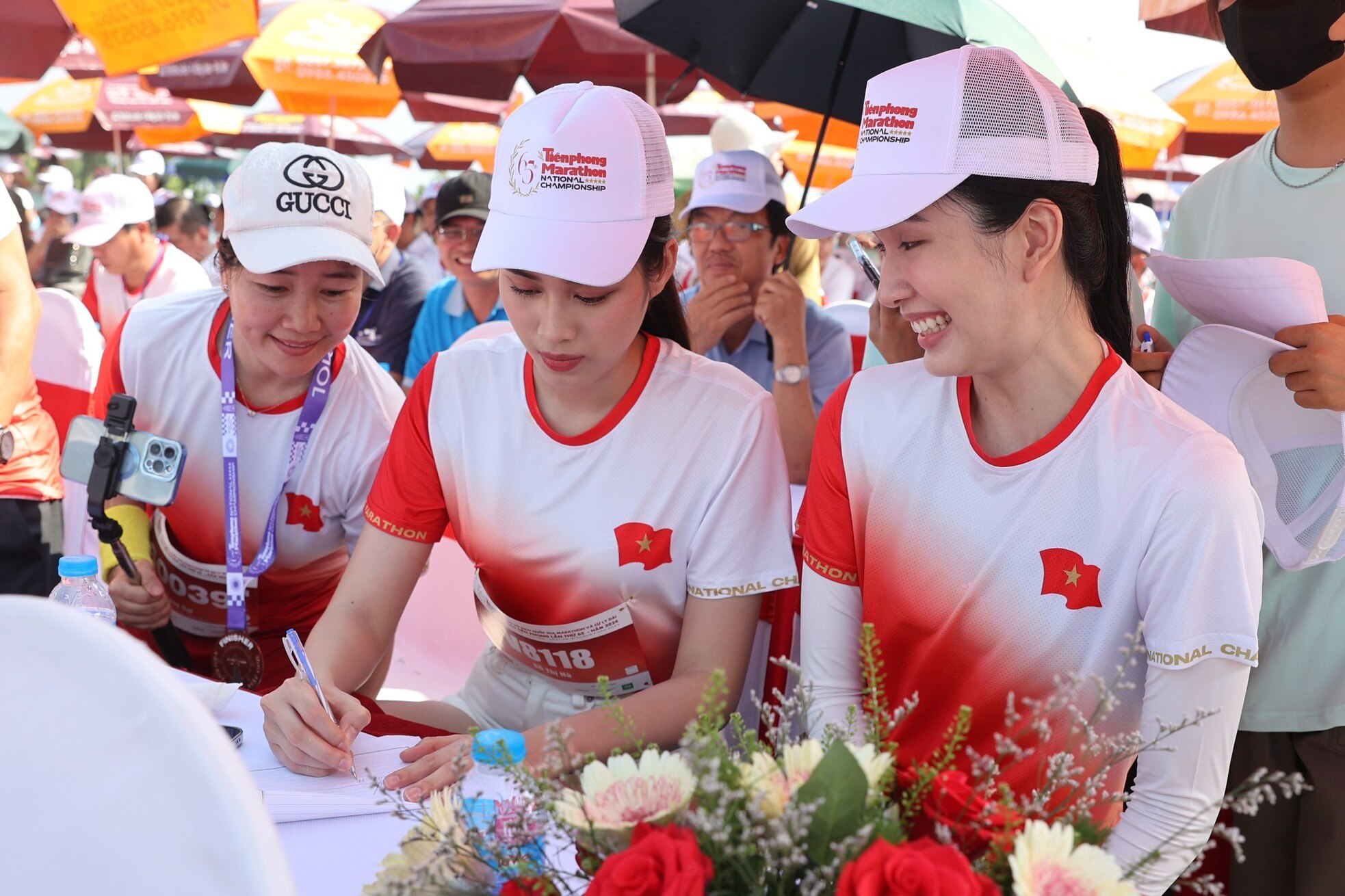Vợ chồng Á hậu Phương Anh chạy 10km, Hoa khôi Thúy Vi về đích nhẹ nhàng ở Tiền Phong Marathon 2024 ảnh 12