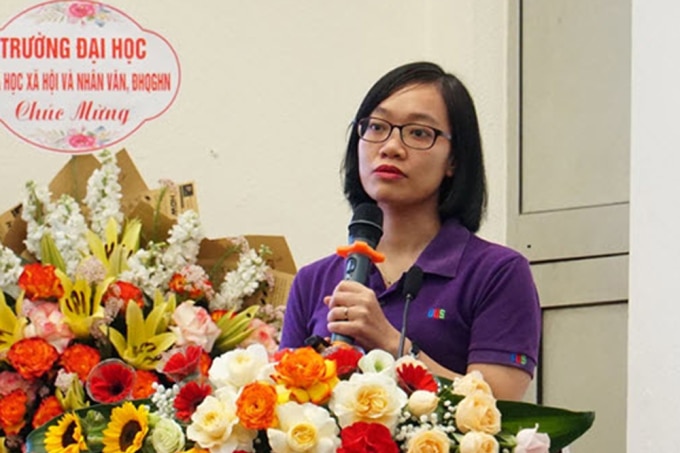 Tiến sĩ Chi trình bày báo cáo tại hội thảo Dạy-học nhằm phát triển năng lực toàn diện cho học sinhtheo chương trình giáo dục phổ thông năm 2018 hôm 31/3 tại Hà Nội. Ảnh: ULIS