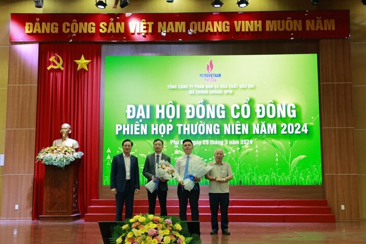 Trao hoa chúc mừng ông Nguyễn Xuân Hòa và ông Phan Công Thành được bầu vào HĐQT PVFCCo.