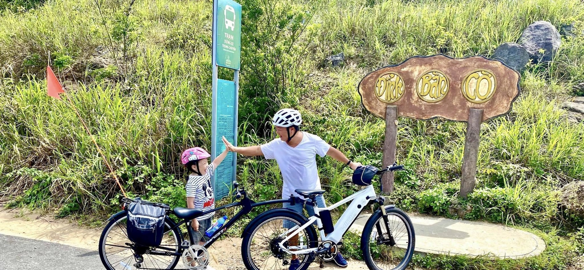 Bố 'cưỡi khủng long' đón con gái tan học, chuyện phía sau nhiều người xúc động - Ảnh 4. Bố 'cưỡi khủng long' đón con gái tan học, chuyện phía sau nhiều người xúc động - Ảnh 4.