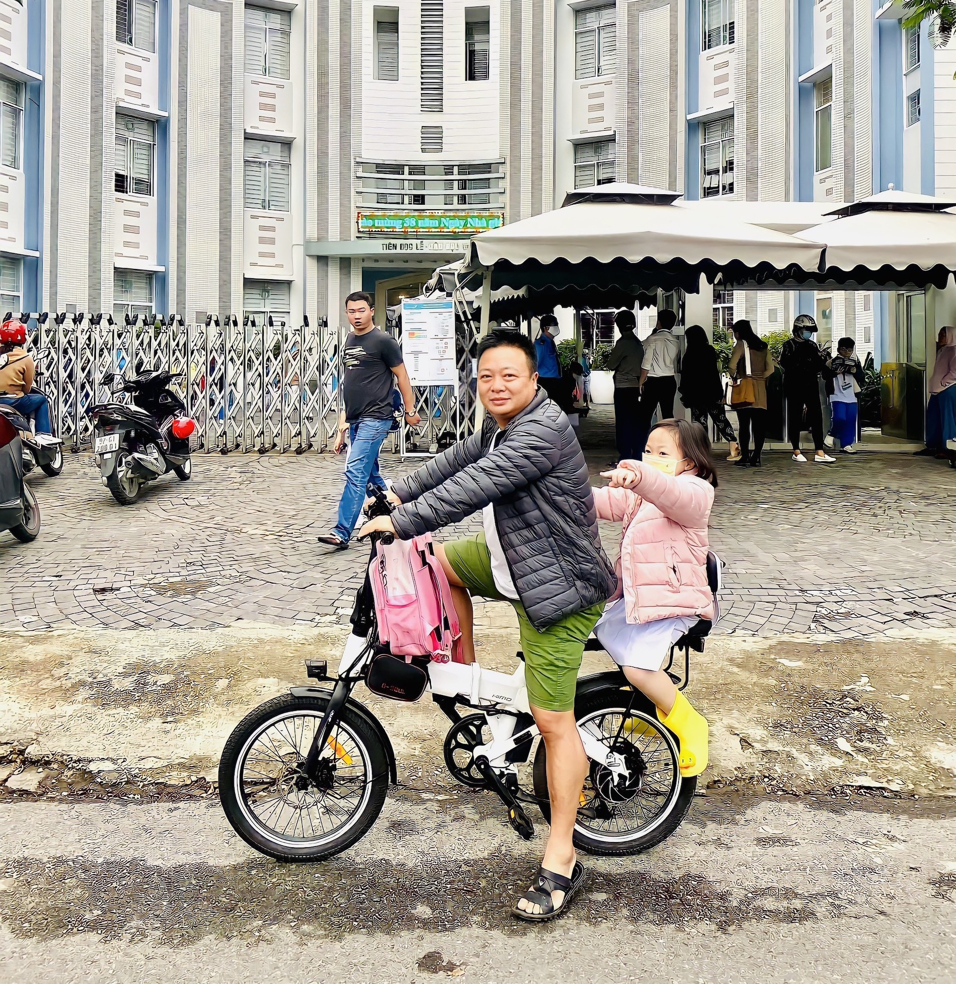 Bố 'cưỡi khủng long' đón con gái tan học, chuyện phía sau nhiều người xúc động - Ảnh 6. Bố 'cưỡi khủng long' đón con gái tan học, chuyện phía sau nhiều người xúc động - Ảnh 6.