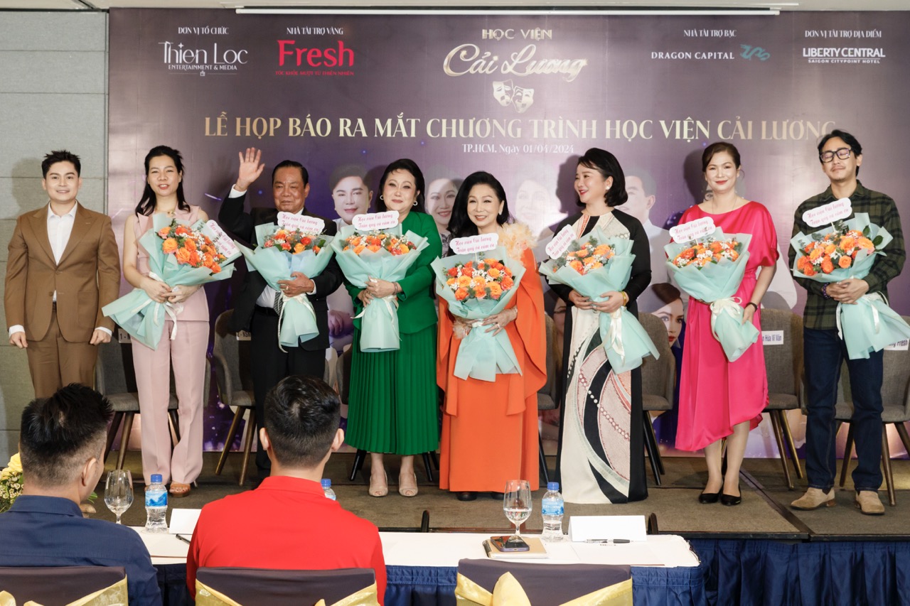 NSND Bạch Tuyết và các giám khảo của chương trình. Ảnh: Thành Lâm.