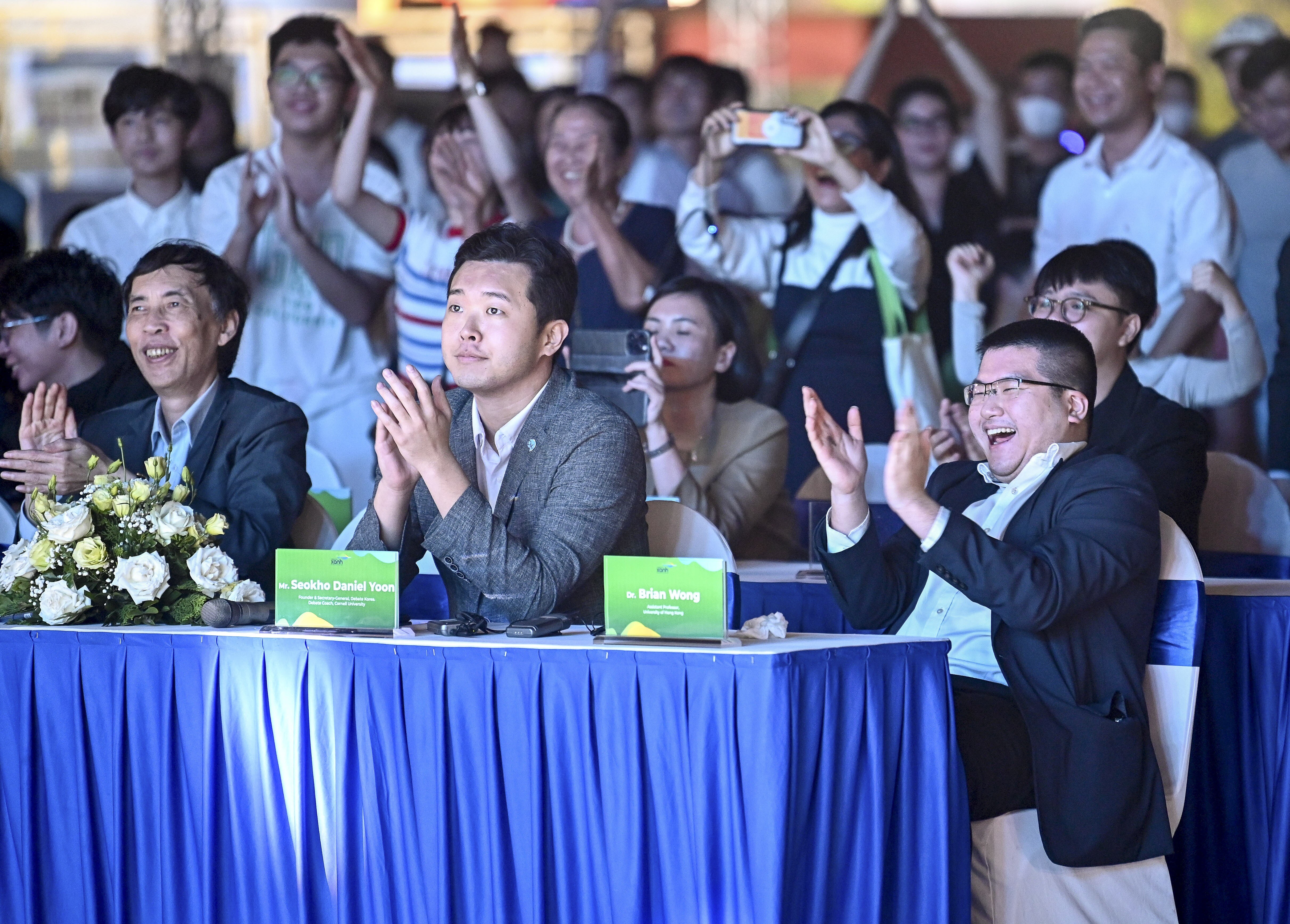 Tiến sĩ Brian Wong và các thành viên Hội đồng Giám khảo vui mừng trước chiến thắng thuyết phục của các đội thi.