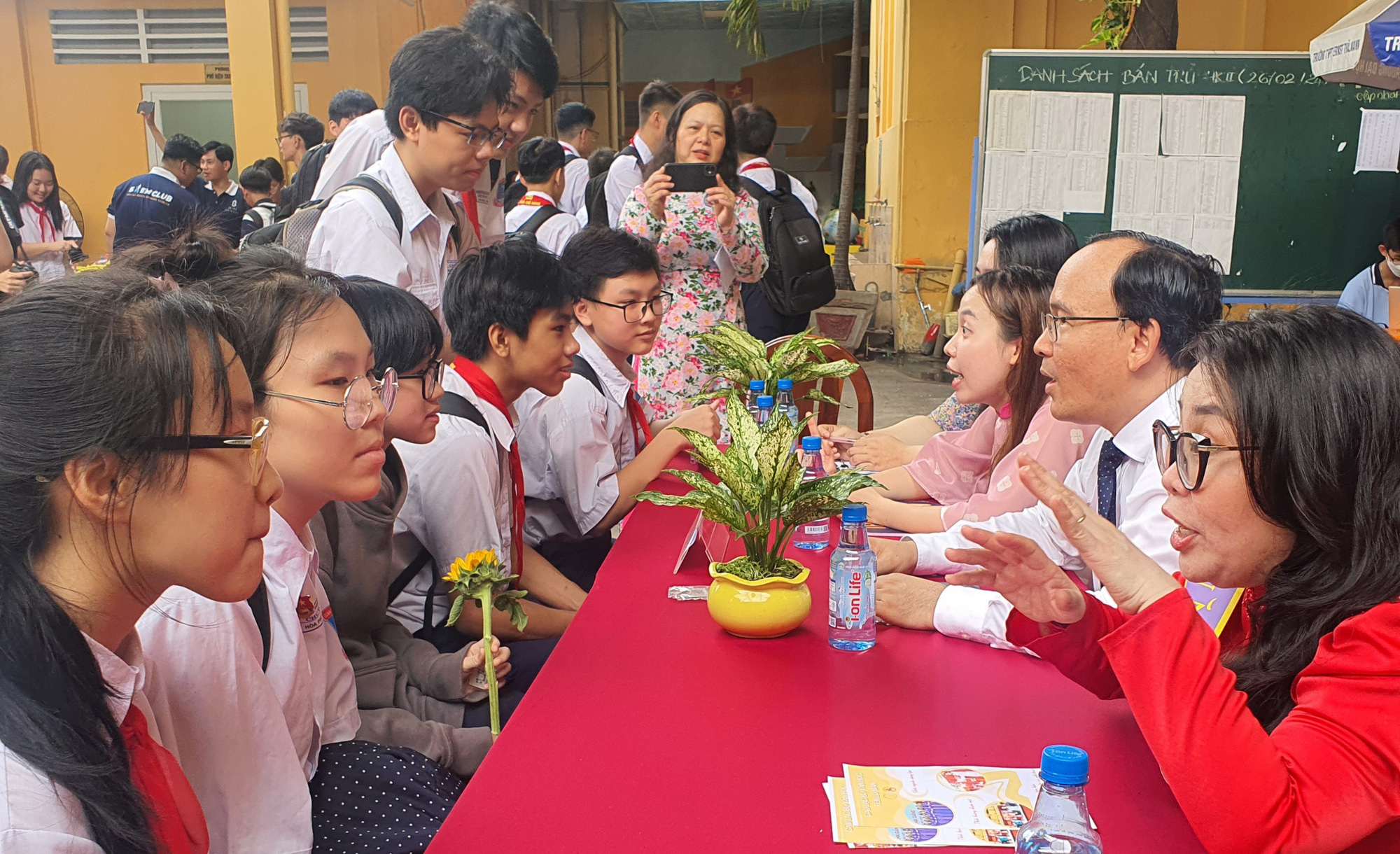 Giáo viên và ông Nguyễn Hùng Khương - hiệu trưởng Trường Ernst Thalmann (ông Khương nguyên là phó hiệu trưởng Trường THPT Bùi Thị Xuân, quận 1 vừa được bổ nhiệm làm hiệu trưởng  Trường Ernst Thalmann) tư vấn về tuyển sinh lớp 10 cho học sinh lớp 9 - Ảnh: H.HG