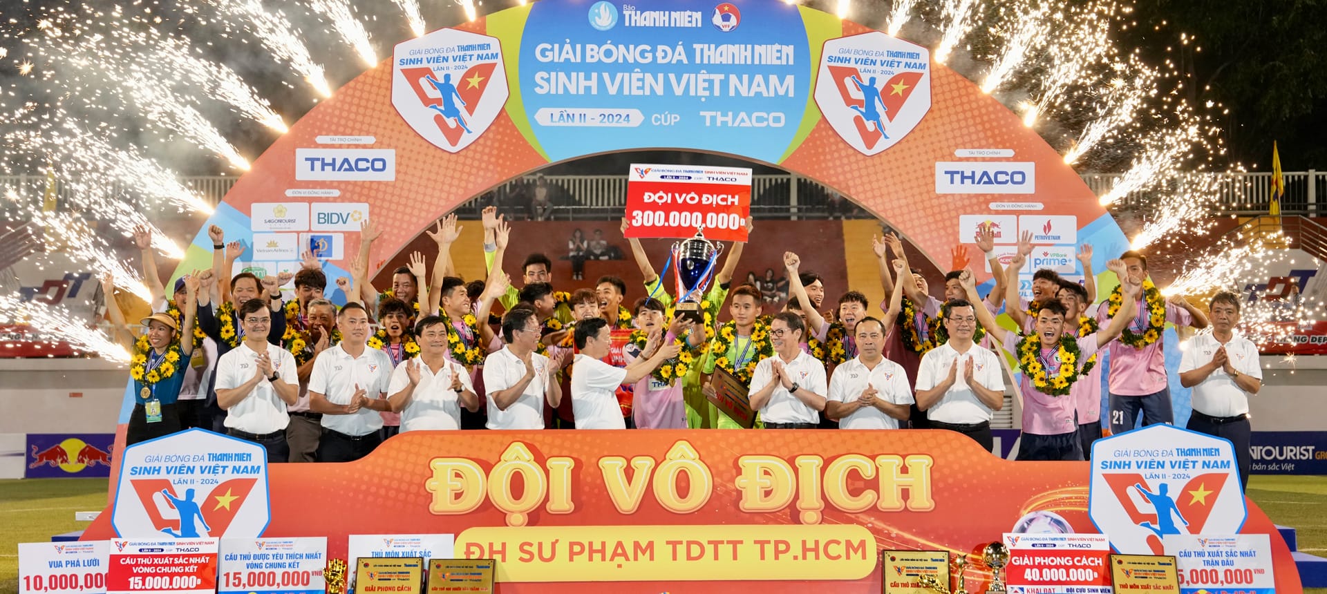 Chủ tịch HĐQT THACO cùng các đại biểu trao Cúp vô địch cho Quán quân TNSV THACO Cup 2024 - đội Đại học Sư phạm TDTT TP.HCM Chủ tịch HĐQT THACO cùng các đại biểu trao Cúp vô địch cho Quán quân TNSV THACO Cup 2024 - đội Đại học Sư phạm TDTT TP.HCM
